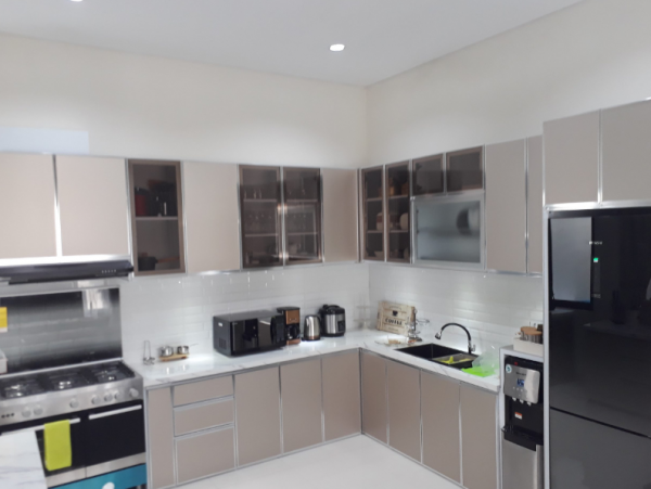 Kitchen set minimalis dengan desain minimal hardware